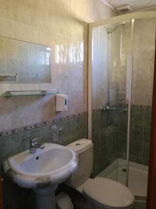 Гостевой дом Guest House Grachenovi Банско Двухместный номер с 2 отдельными кроватями и балконом-1