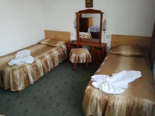 Гостевой дом Guest House Grachenovi Банско Двухместный номер с 2 отдельными кроватями и балконом-5