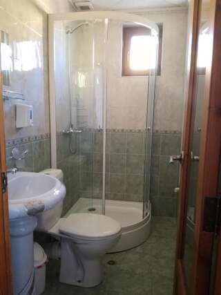 Гостевой дом Guest House Grachenovi Банско Двухместный номер с 2 отдельными кроватями и балконом-6